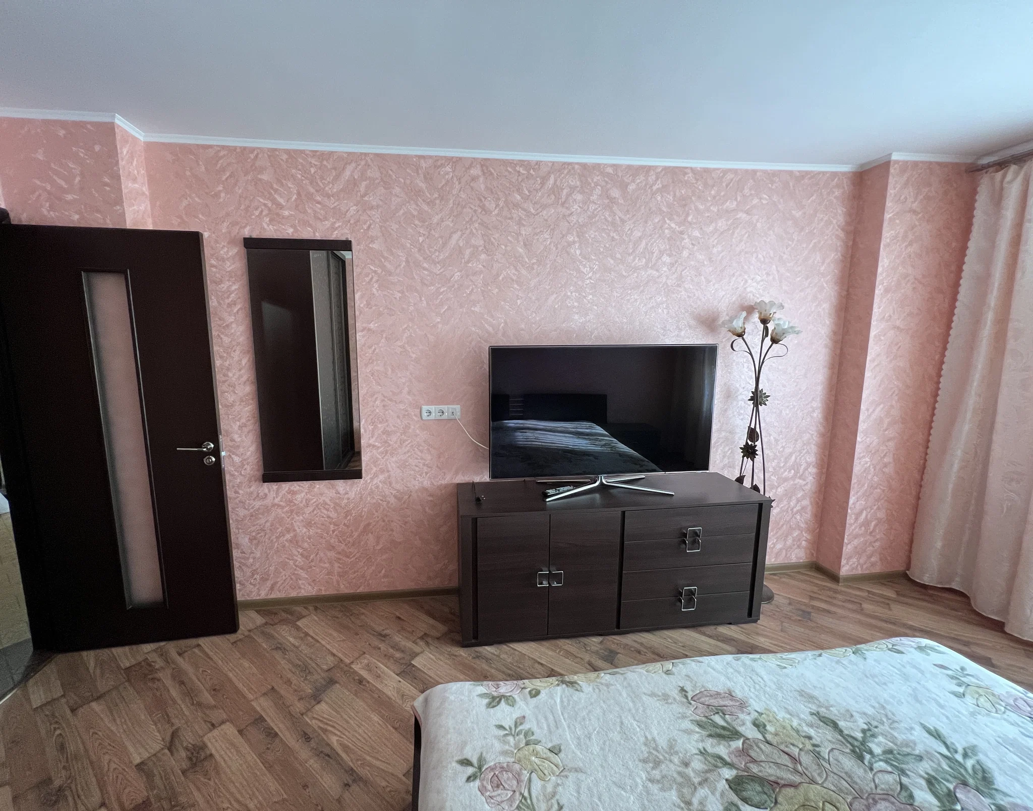 сдам 2 комн квартиру по ул. Притыцкого на длит срок. 27